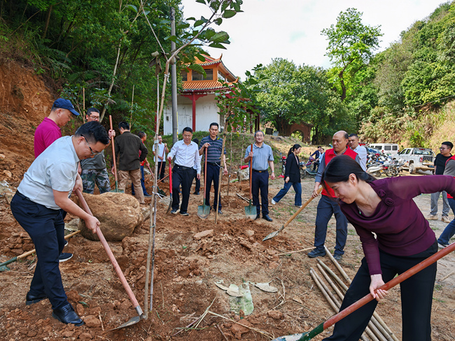 “綠美廣東”加益鎮(zhèn)植樹活動_副本.jpg